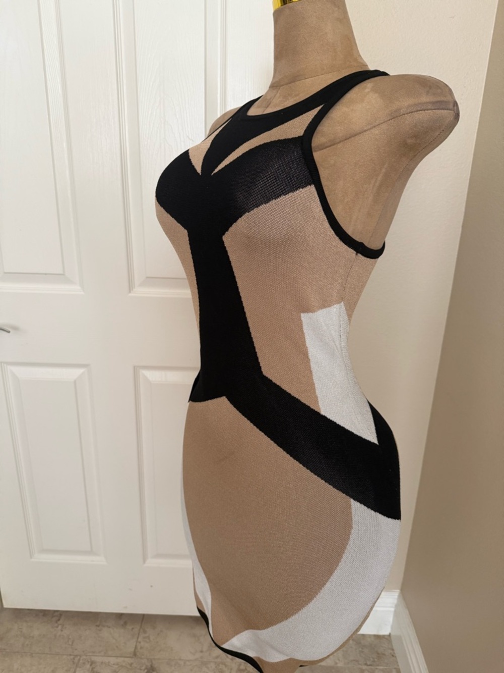 Sleeveless Geometric Bodycon sweater Dress iTan, Black & White BEBE  Colorblock